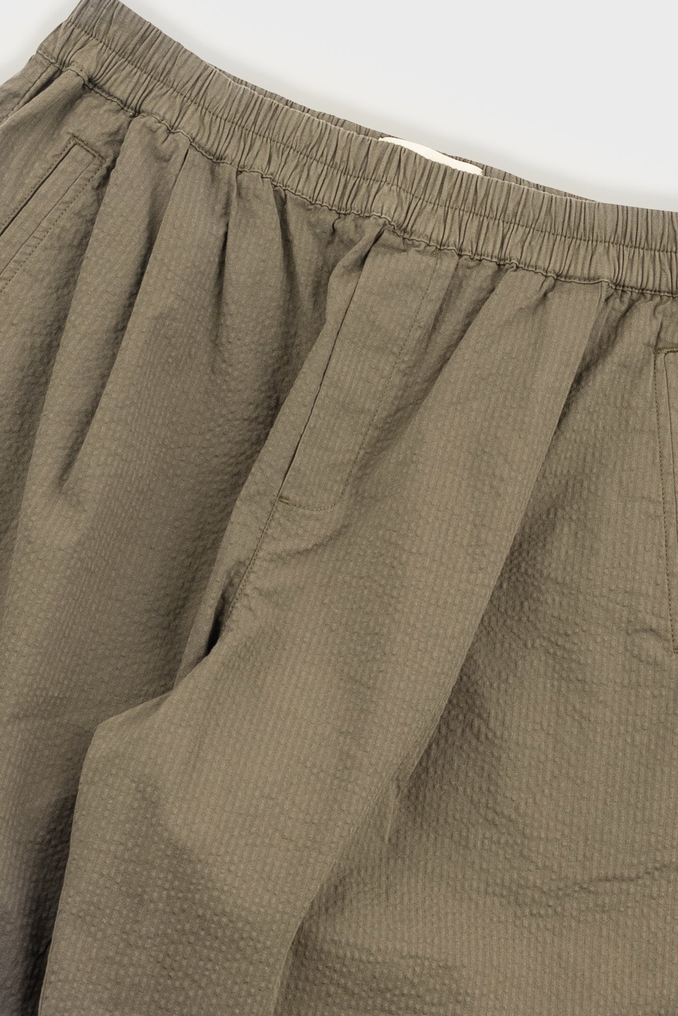 RELAXED ASSEMBLY SHORT - OLIVE SEERSUCKER