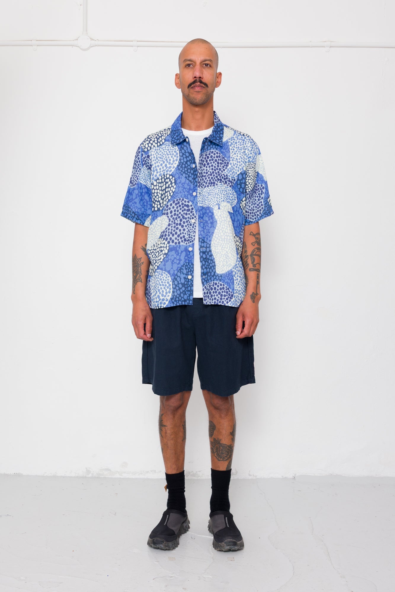 GABE SHIRT - DOT PRINT BLUE MONO