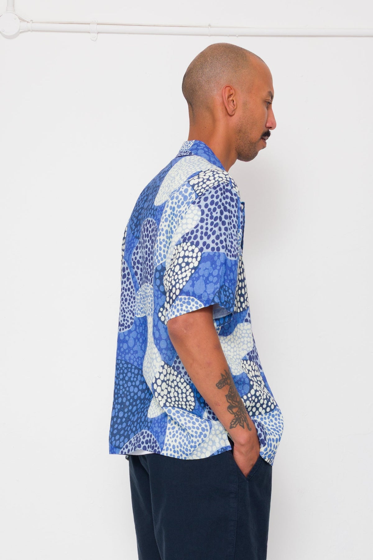 GABE SHIRT - DOT PRINT BLUE MONO – Salvo