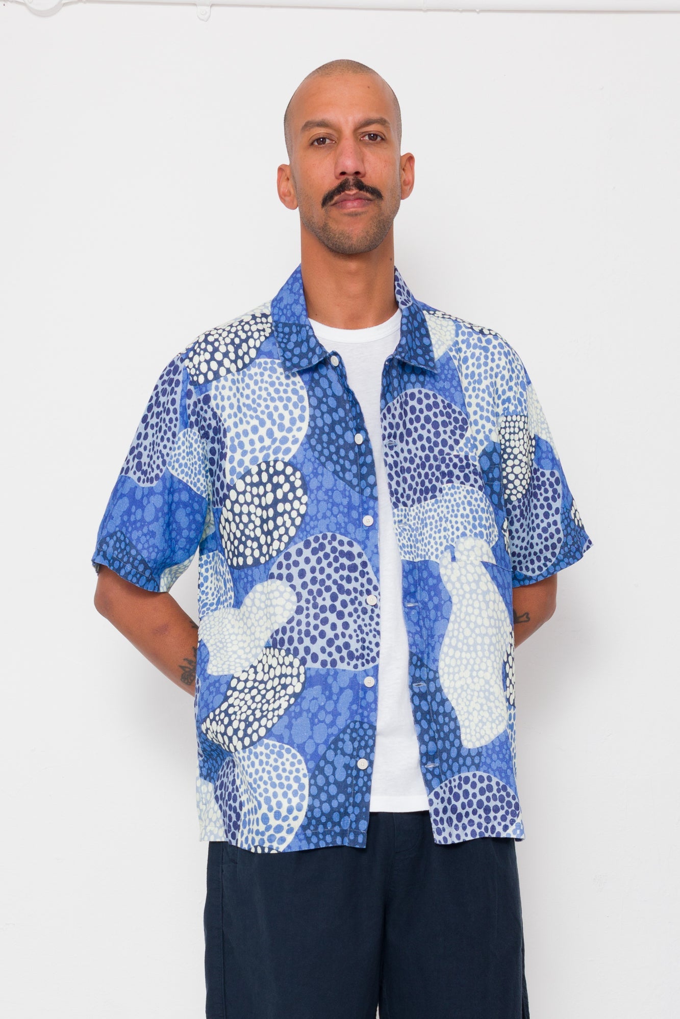 GABE SHIRT - DOT PRINT BLUE MONO