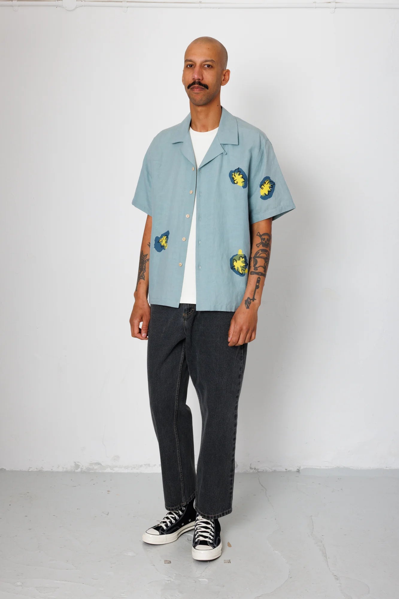 RELAXED SOFT COLLAR SHIRT - BLUE EMBROIDERED FLOWER